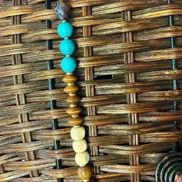 Long lariat style necklace with wood and acrylic stones - Picture 3 of 5